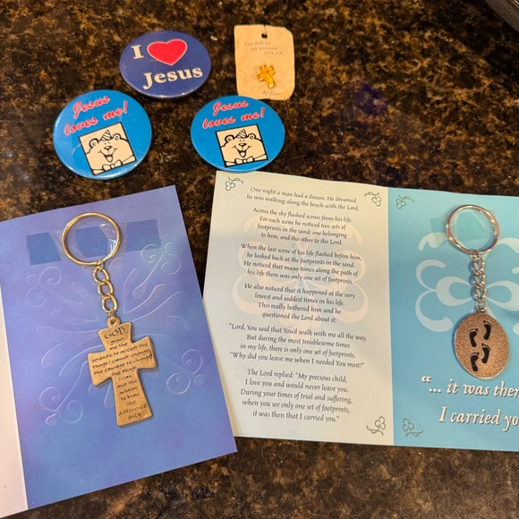 Lot of Christian buttons and keychains - Picture 1 of 9